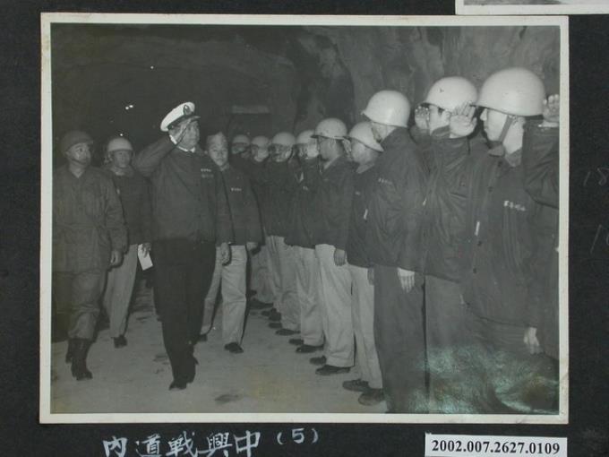 海軍總司令黎玉璽上將於中興戰道內 (共2張)