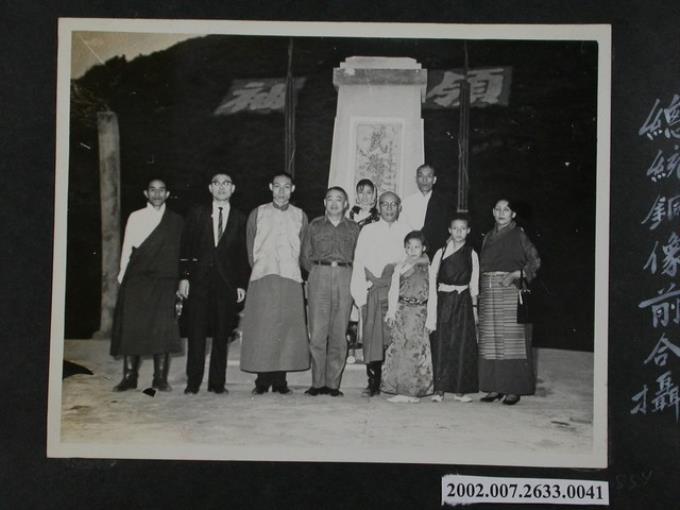 彭指揮官與羅桑益西等人在總統銅像前合影 (共2張)