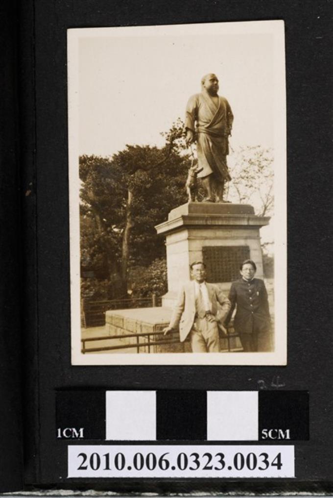 廖漢水等2人於日本上野公園西鄉隆盛銅像前合照 (共1張)