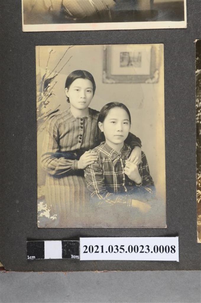 王碧蘭與一名女子合照 (共2張)