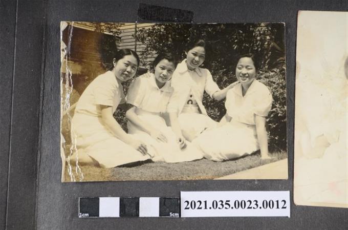 王碧蘭與三名女子合照 (共3張)