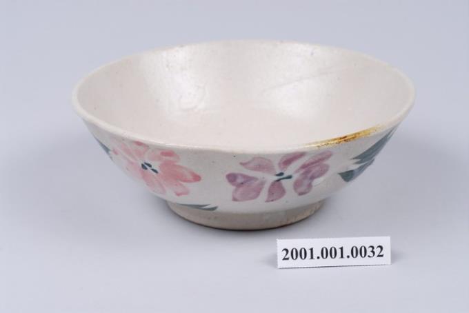 手繪粉紅釉花卉紋碗