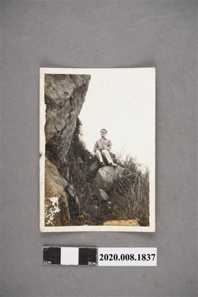 坐在崖邊巨石上的男子 (共2張)