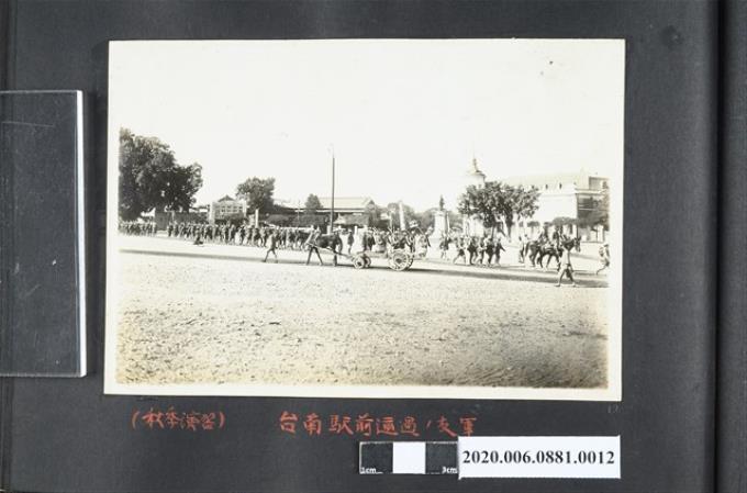友軍在臺南車站前通過 (共2張)