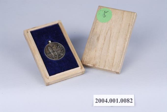 始政40年周年臺灣博覽會會員章與紀念章盒 (共2張)