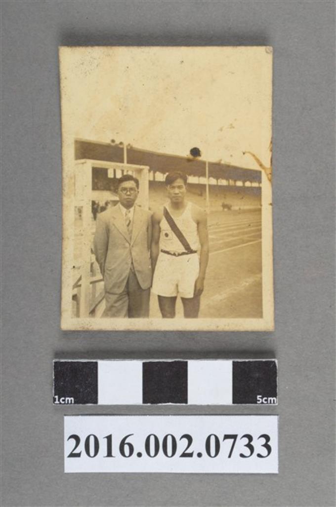 張星賢參加1936年柏林奧運時與友人於運動場合照 (共2張)