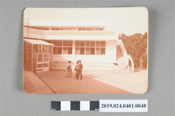 柯旗化家人於東海大學餐廳前的照片 (共2張)
