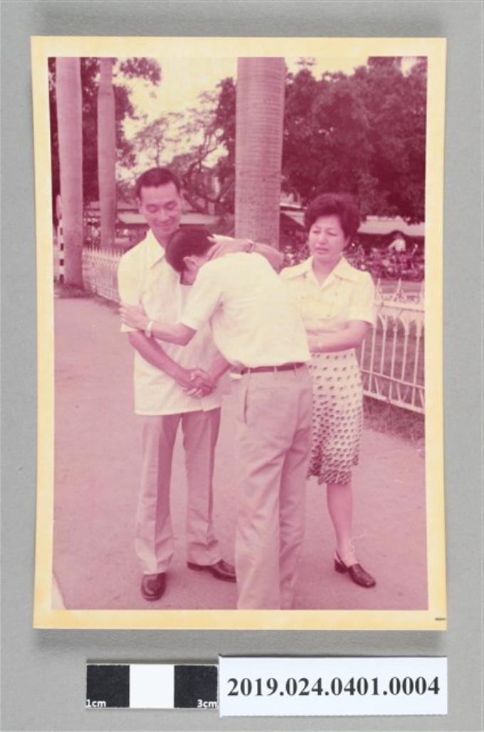1976年6月19日親友在高雄火車站前迎接柯旗化 (共2張)