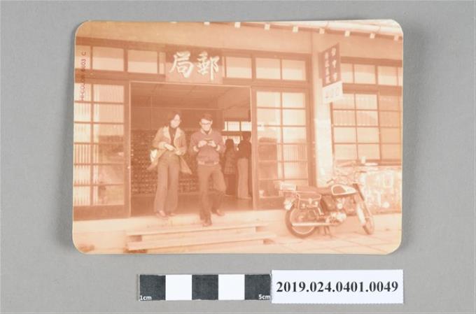 柯旗化家人於東海大學郵局前的照片 (共2張)