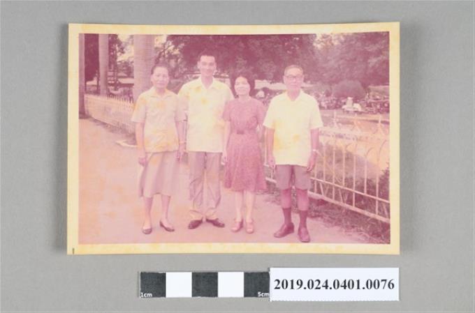 1976年6月19日柯旗化剛出獄與父母妻子合影 (共2張)