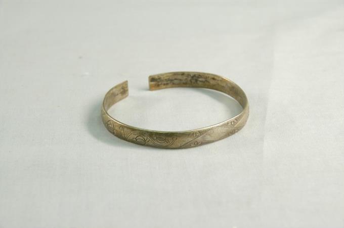 花苞紋金屬手環 (共8張)