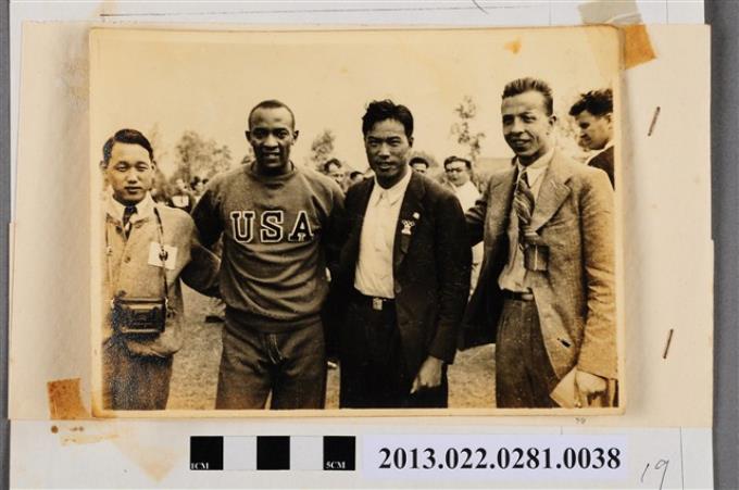 1936年第十一屆柏林奧運會張星賢與歐文斯等3人合照 (共1張)