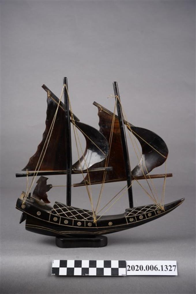 原住民紋飾一帆風順刻字雙桅黑色舢舨船模型