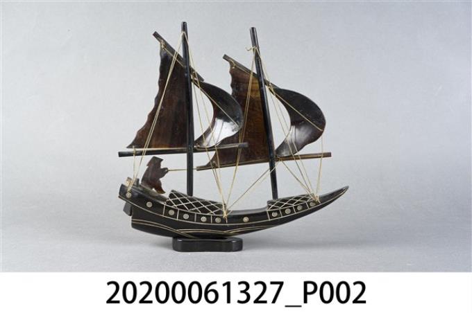 原住民紋飾一帆風順刻字雙桅黑色舢舨船模型
