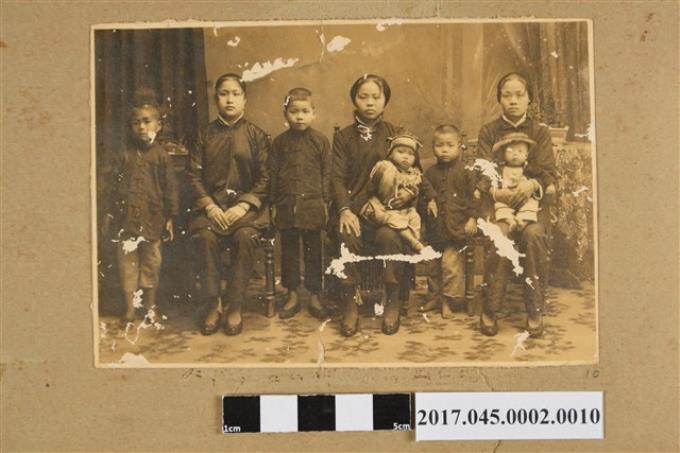 林桂興妻李金釵與姊妹及其子女合照 (共2張)