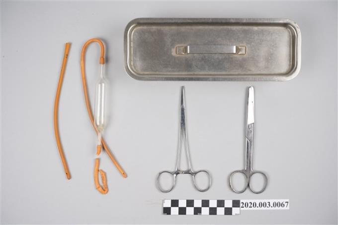 黃陳梅麗助產用小鐵盒與醫用剪刀 (共3張)