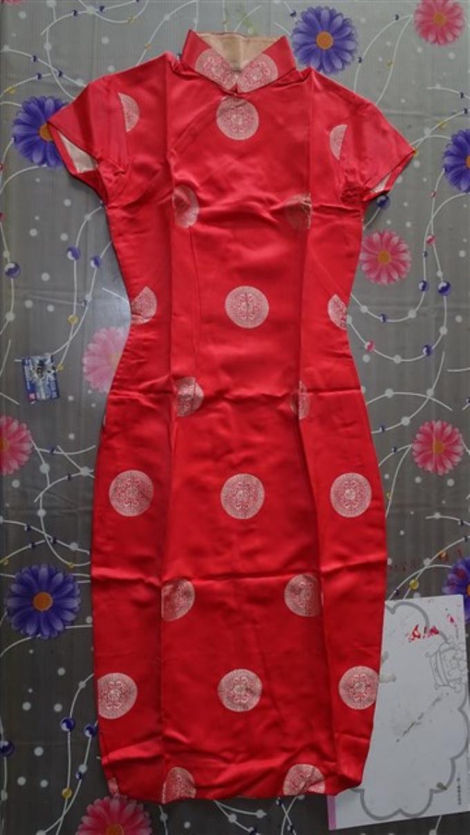 紅綢地富貴團紋短袖旗袍 (共9張)