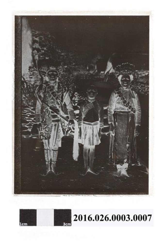 北浦義三翻拍2男1女排灣族原住民著傳統服飾合影底片 (共2張)