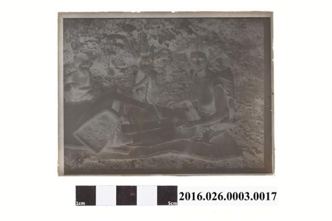 北浦義三翻拍織布的泰雅族婦女底片 (共2張)