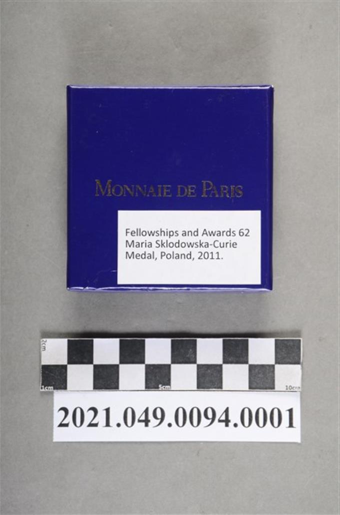 李遠哲2011年居禮獎獎章3外盒 (共3張)