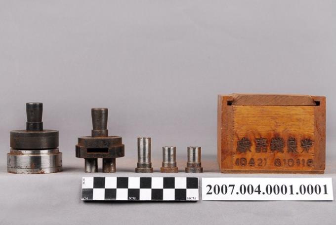 光良機器廠出品編號8062八角形打錠機模具組 (共7張)