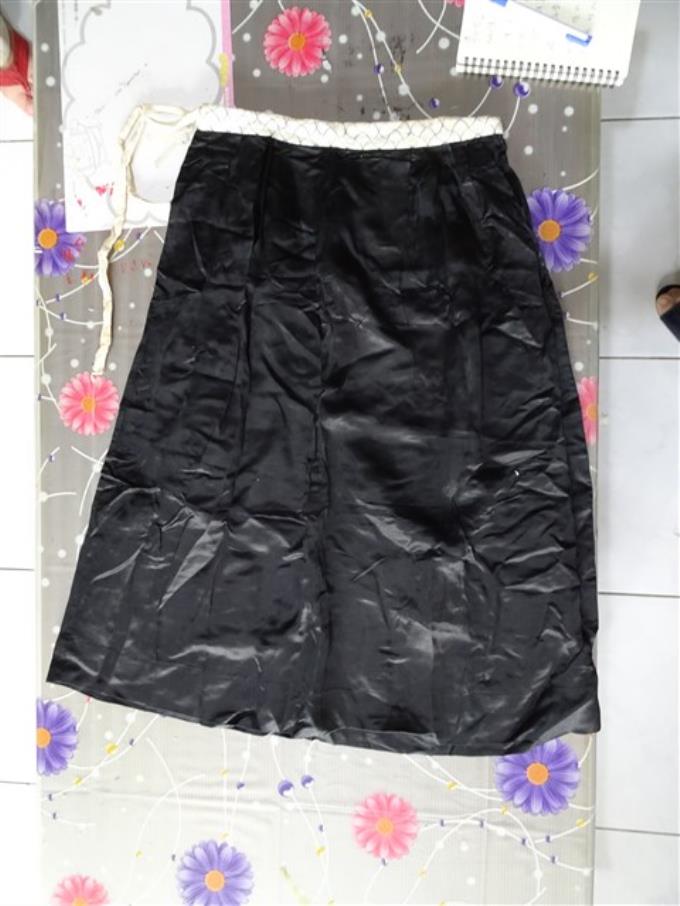 黑素綢女筒裙 (共6張)