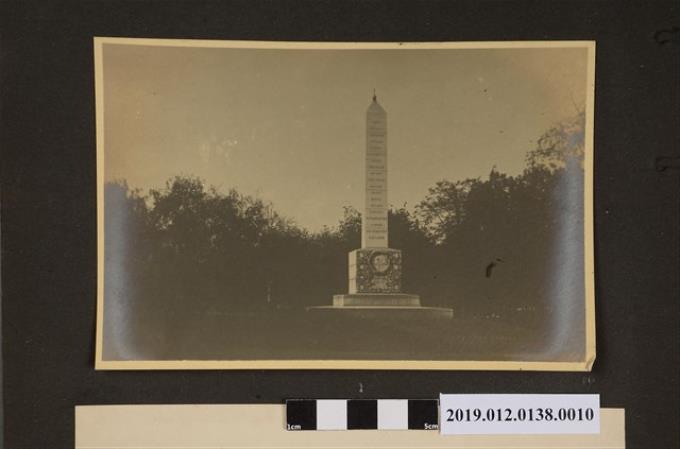 托洛斯基公園紀念柱的近照 (共2張)