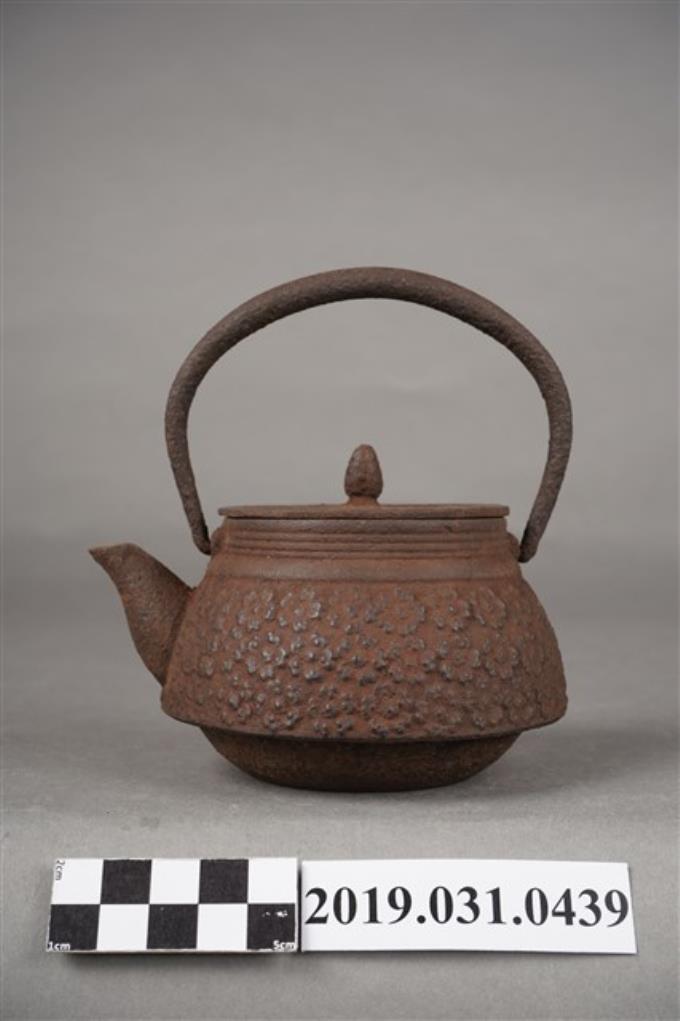 鐵製圓形茶壺