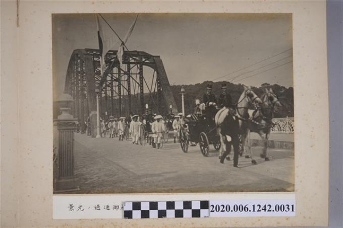 十月二十八日往臺灣神社參拜之際通過明治橋之光景 (共2張)