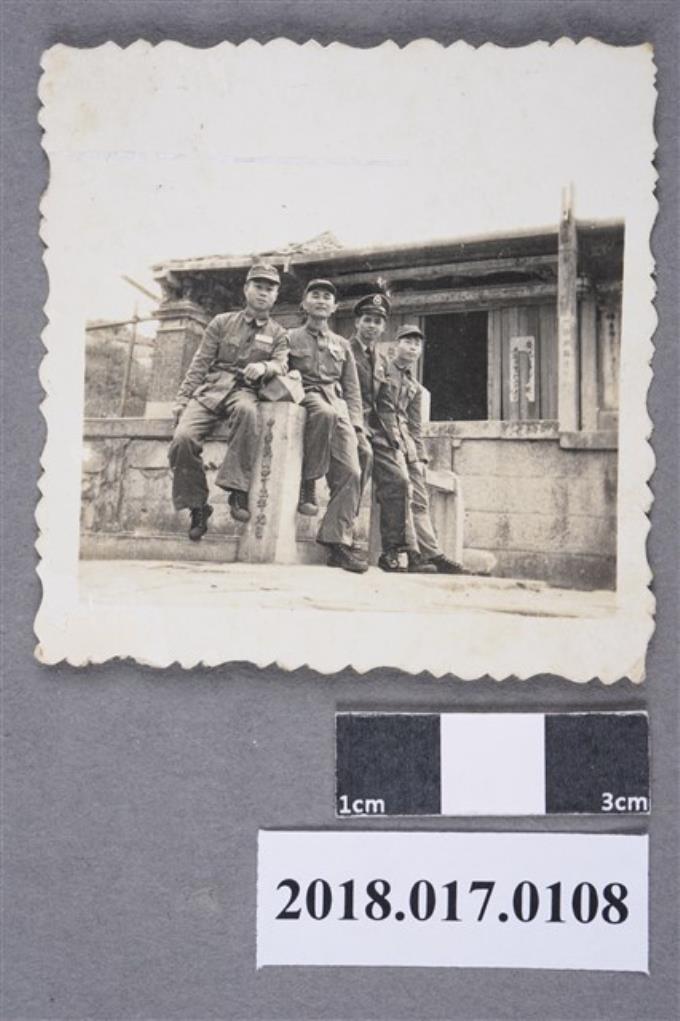林坤佐與三名軍中同袍攝於金門海印寺 (共2張)