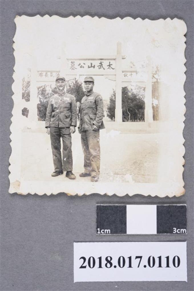 林坤佐與一名軍中同袍攝於金門太武山公墓牌樓門前 (共2張)