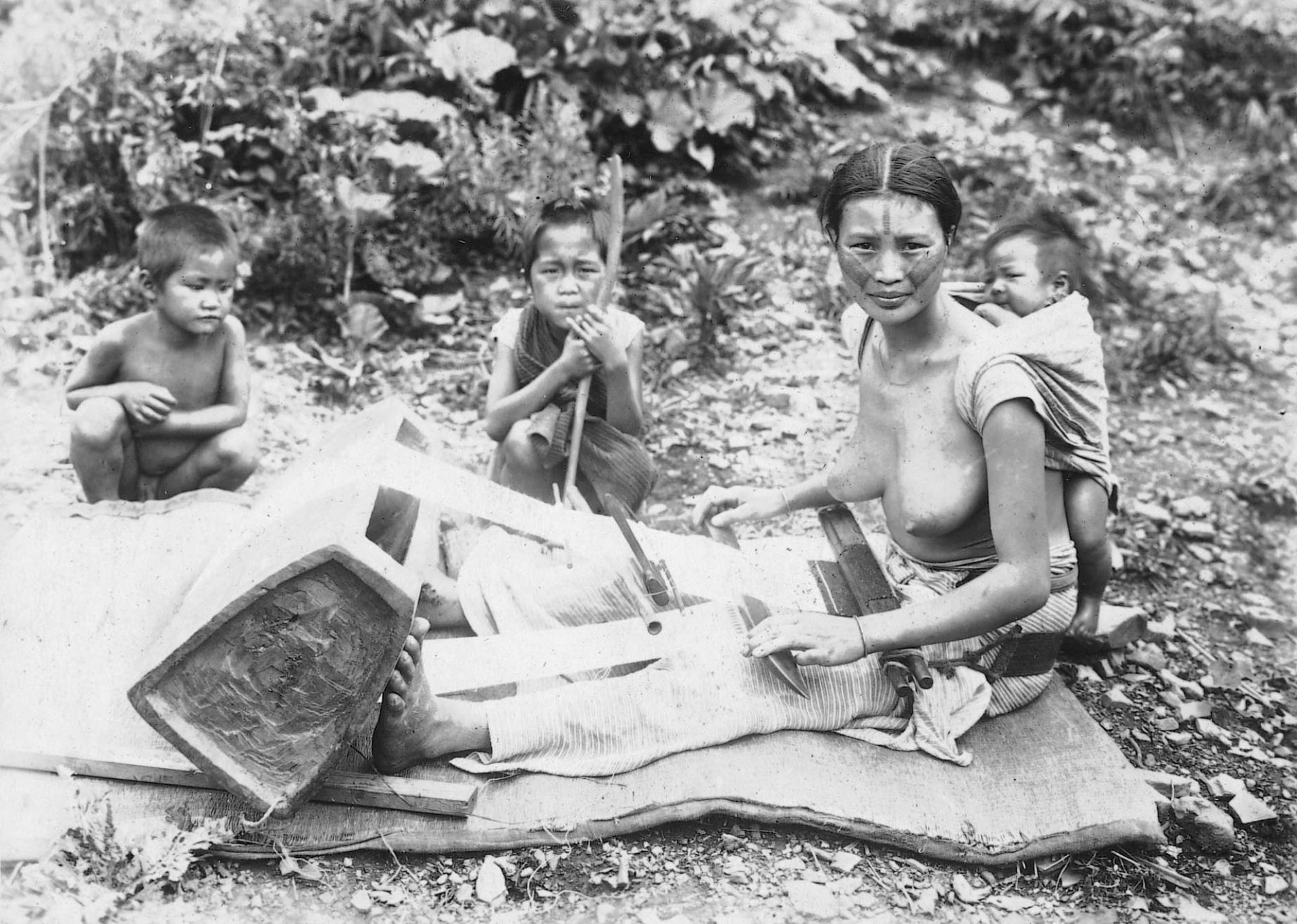 織布的泰雅族婦女 (共2張)