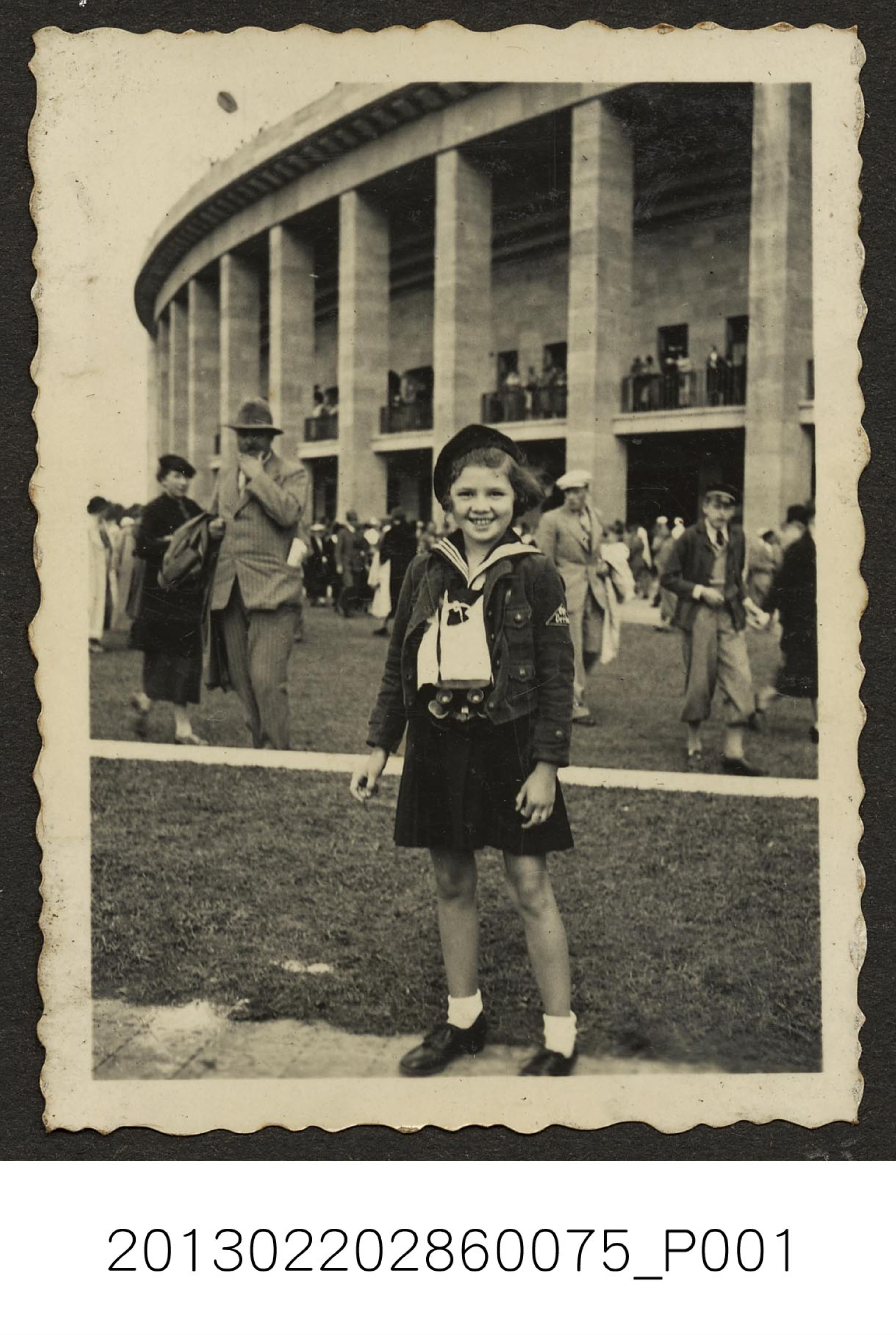 1936年柏林奧林匹克體育場外女孩獨照 (共1張)