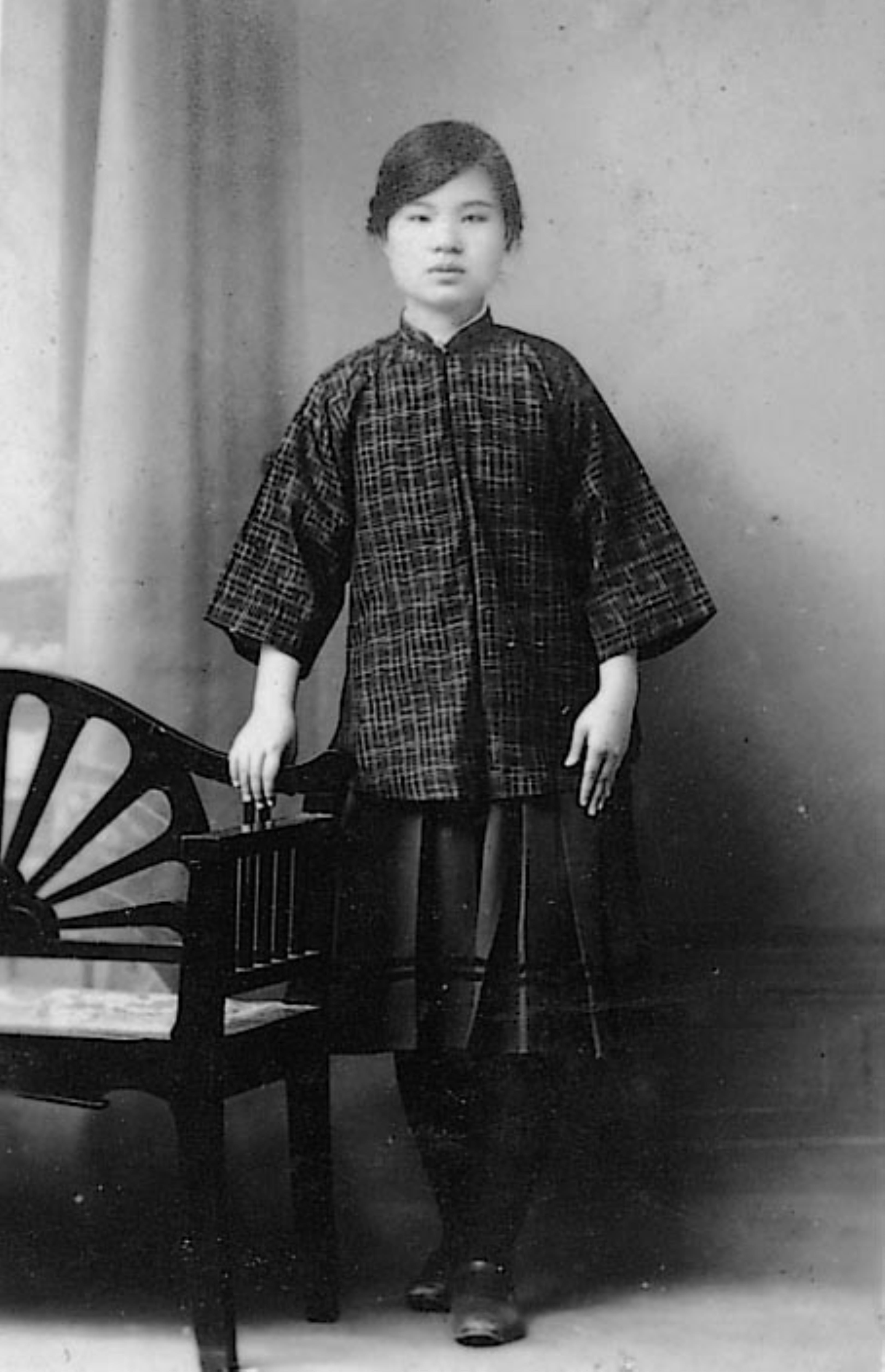 中式立領服裝女子獨照 (共1張)