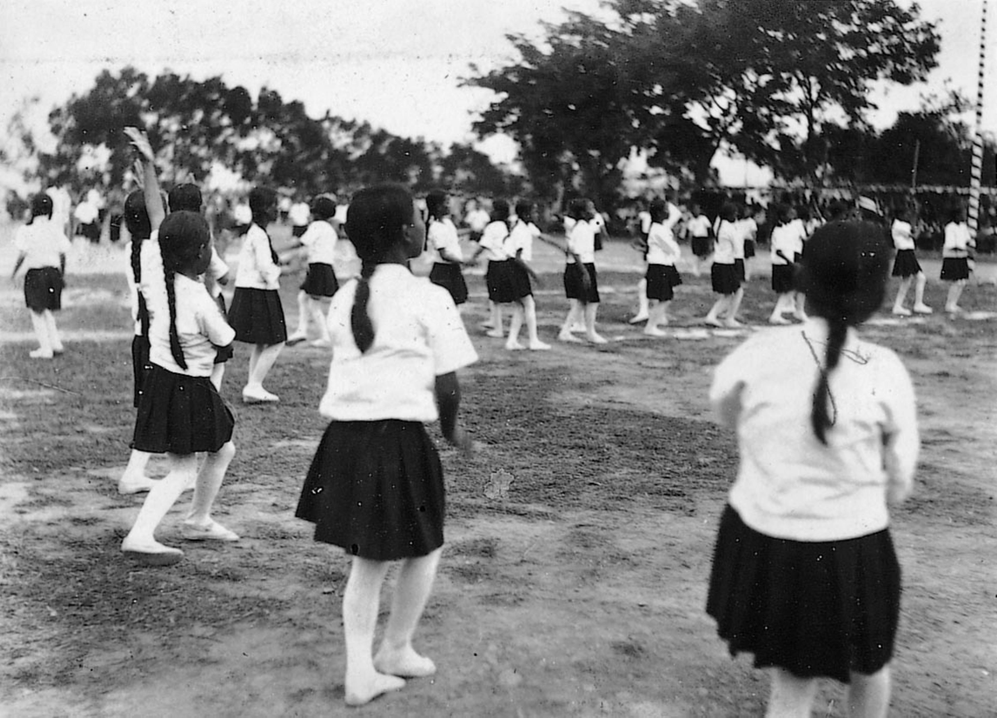 女學生在操場進行團體活動 (共2張)