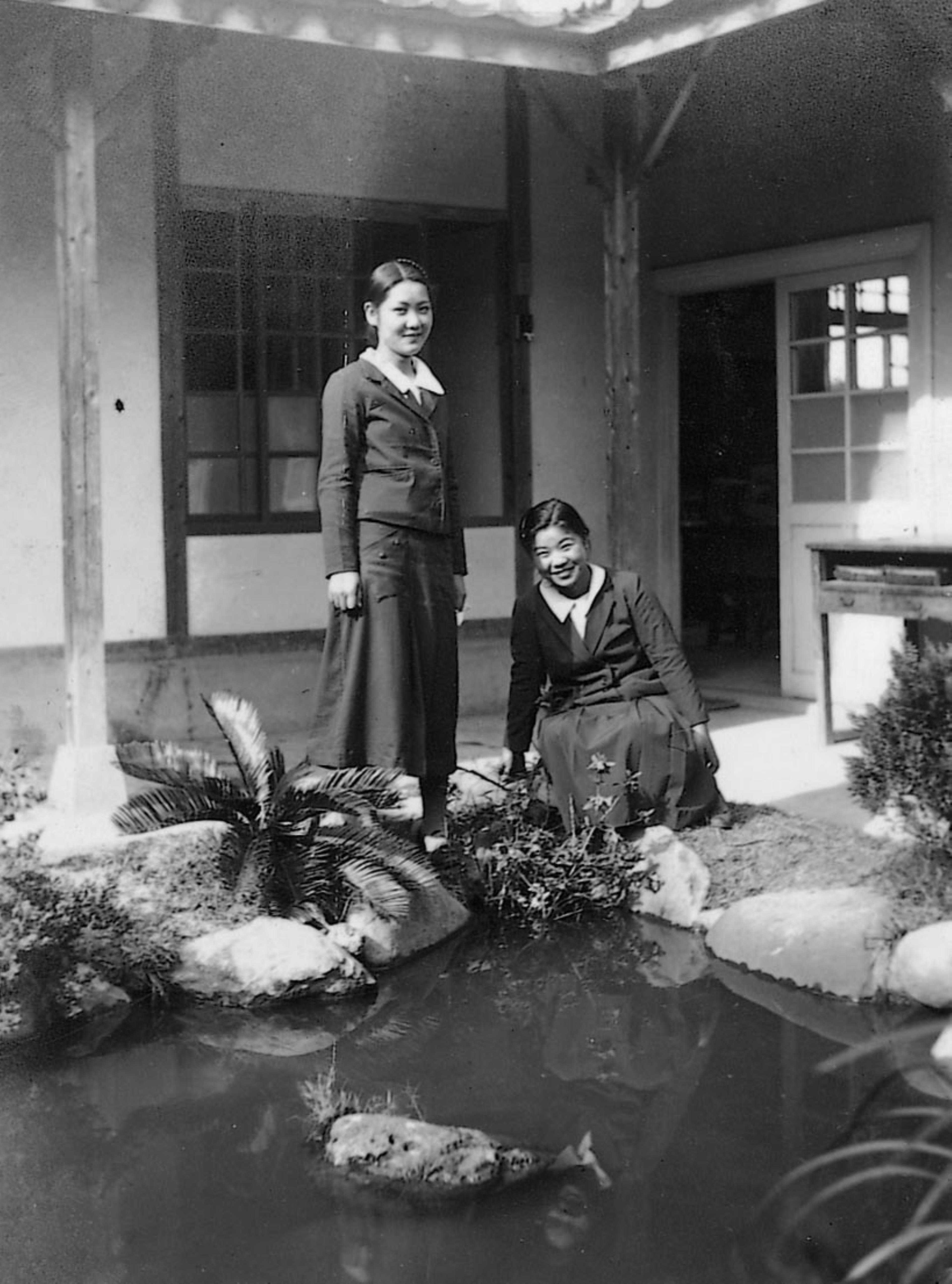 兩名女子於池塘旁合照 (共1張)