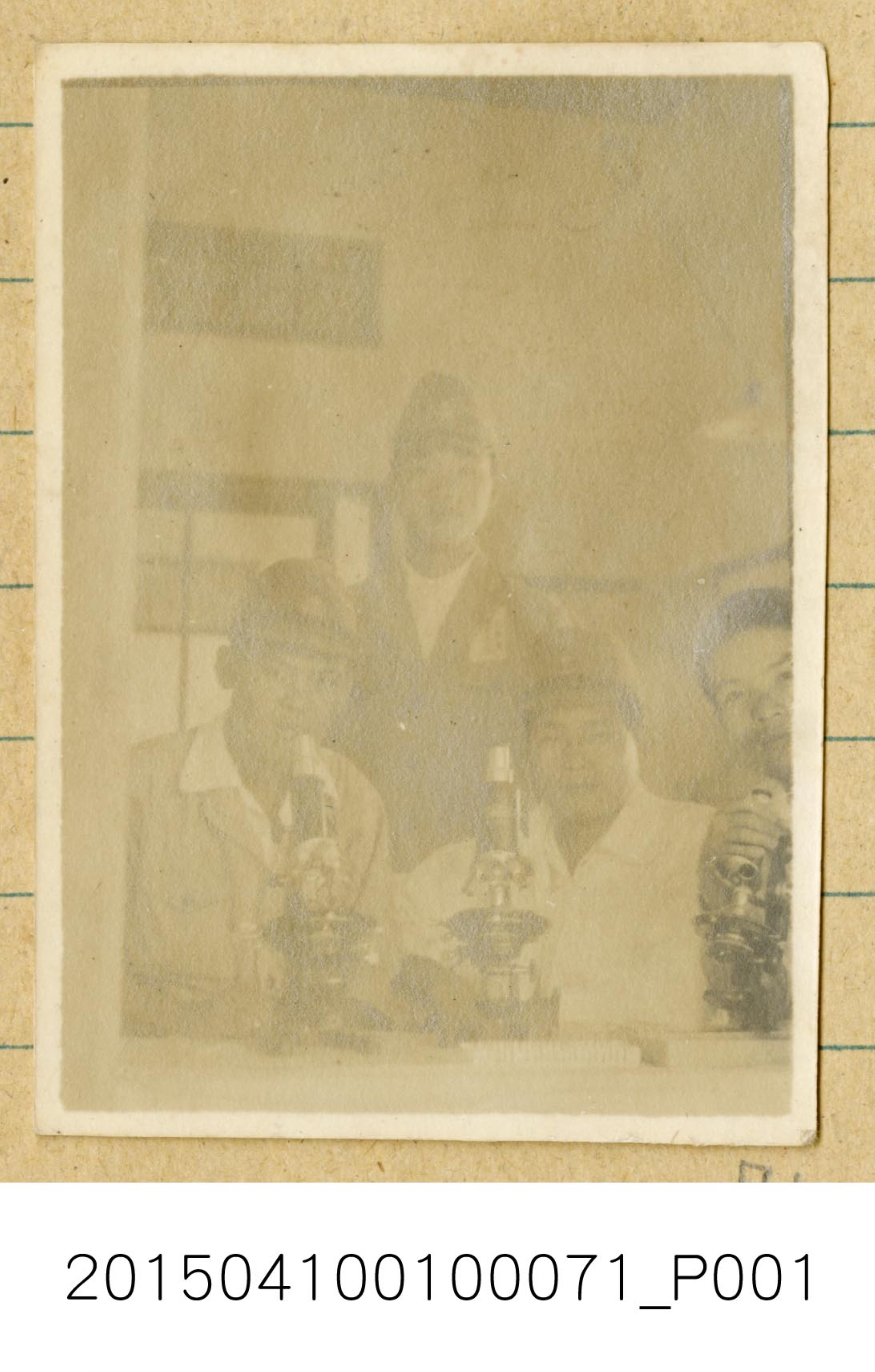 海南島期間橫四特醫隊病藥室內合影照 (共1張)