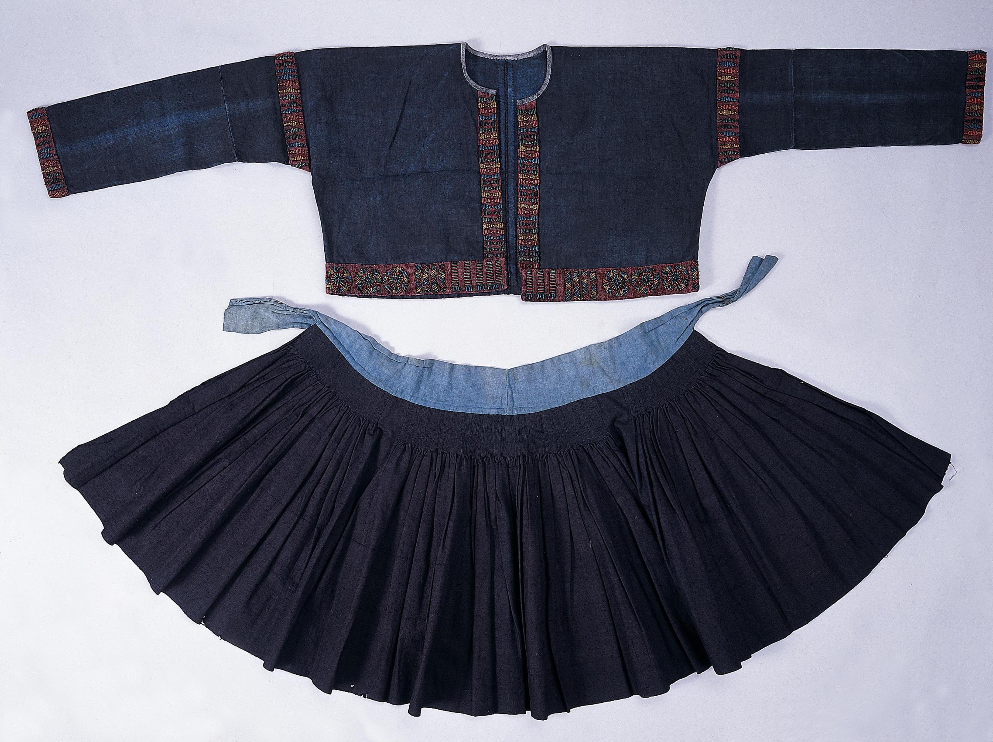 魯凱族男子長袖上衣與短裙 (共1張)