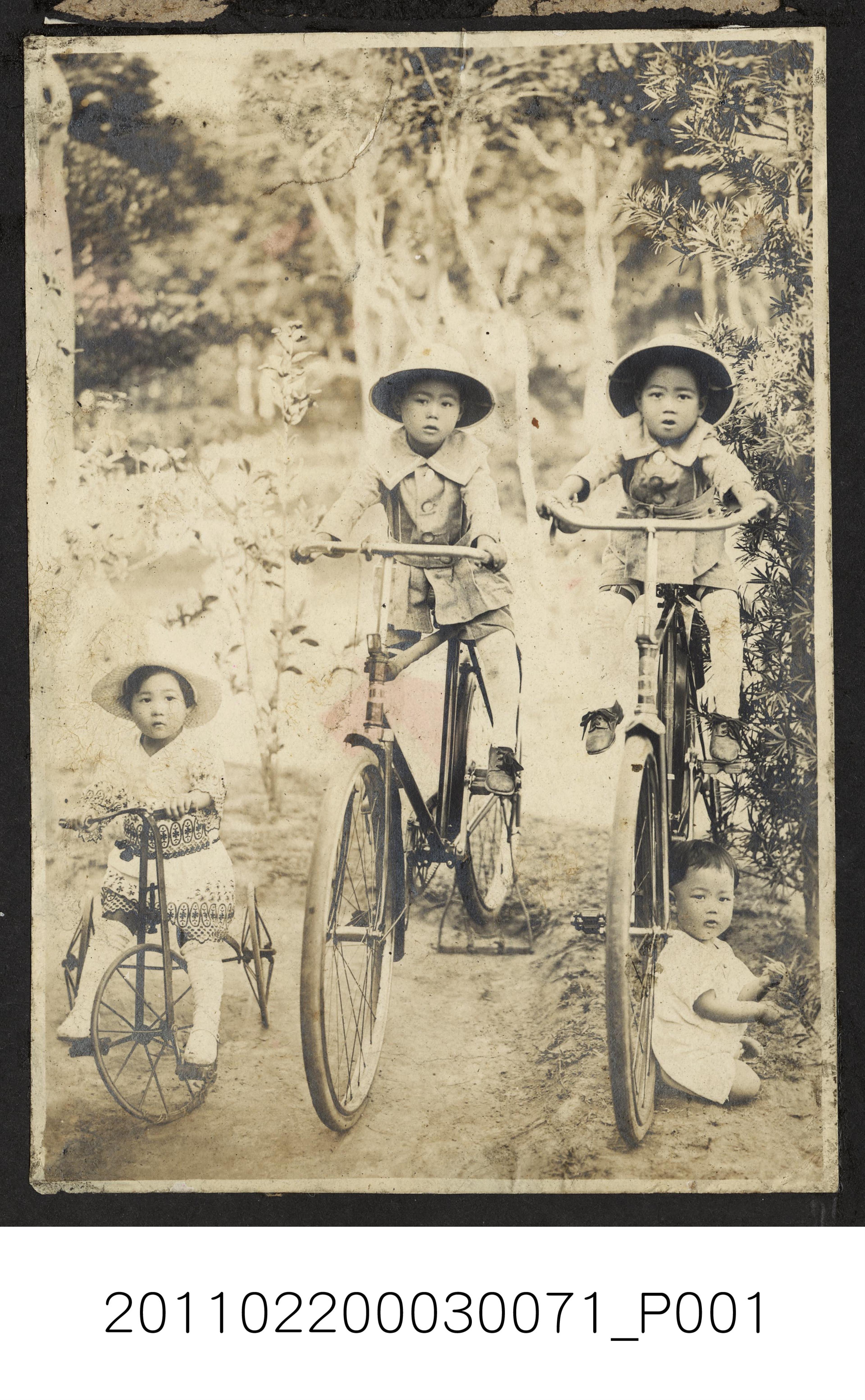 四孩童與腳踏車合照 (共1張)