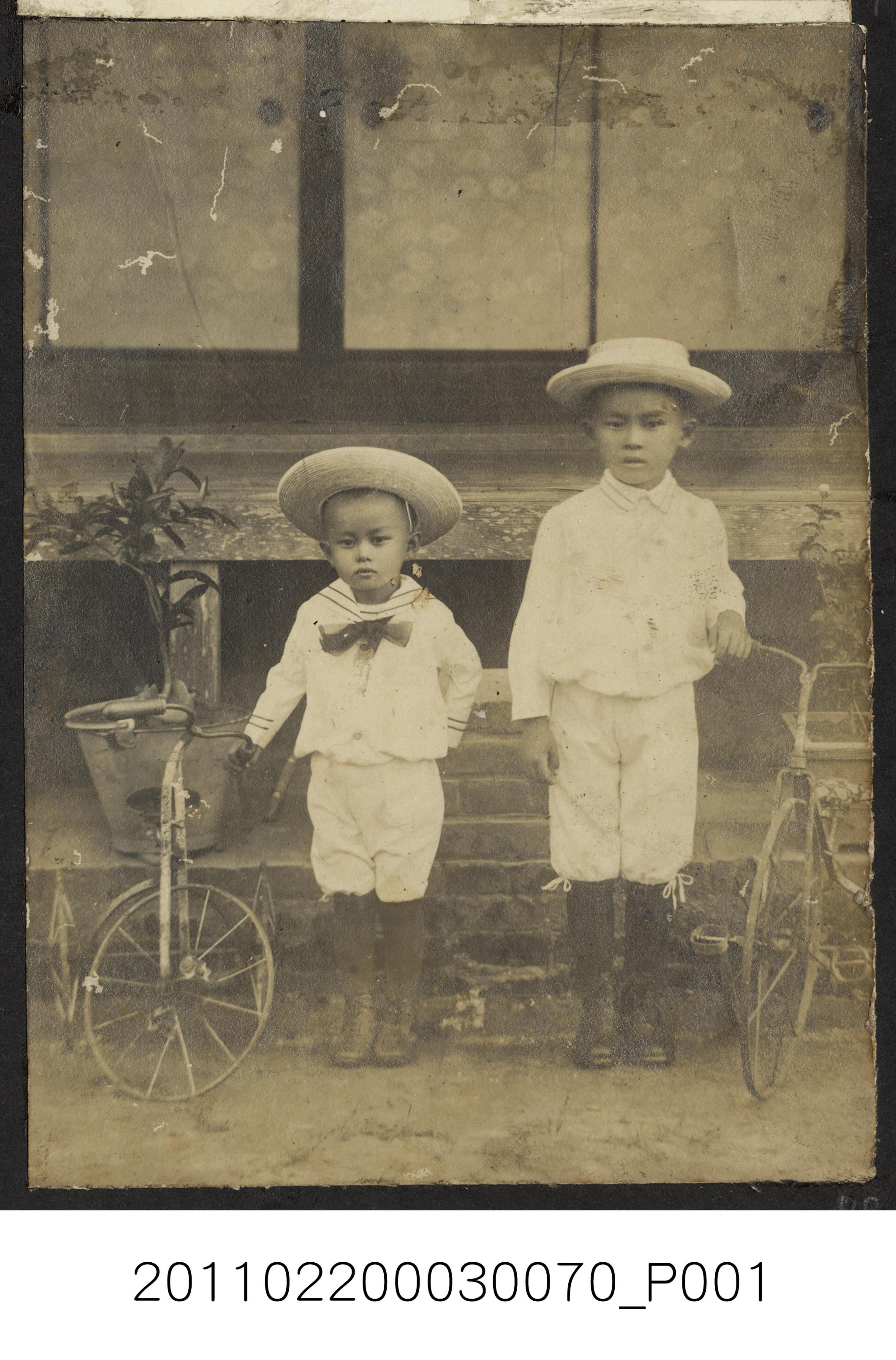 兩孩童與腳踏車合照 (共1張)