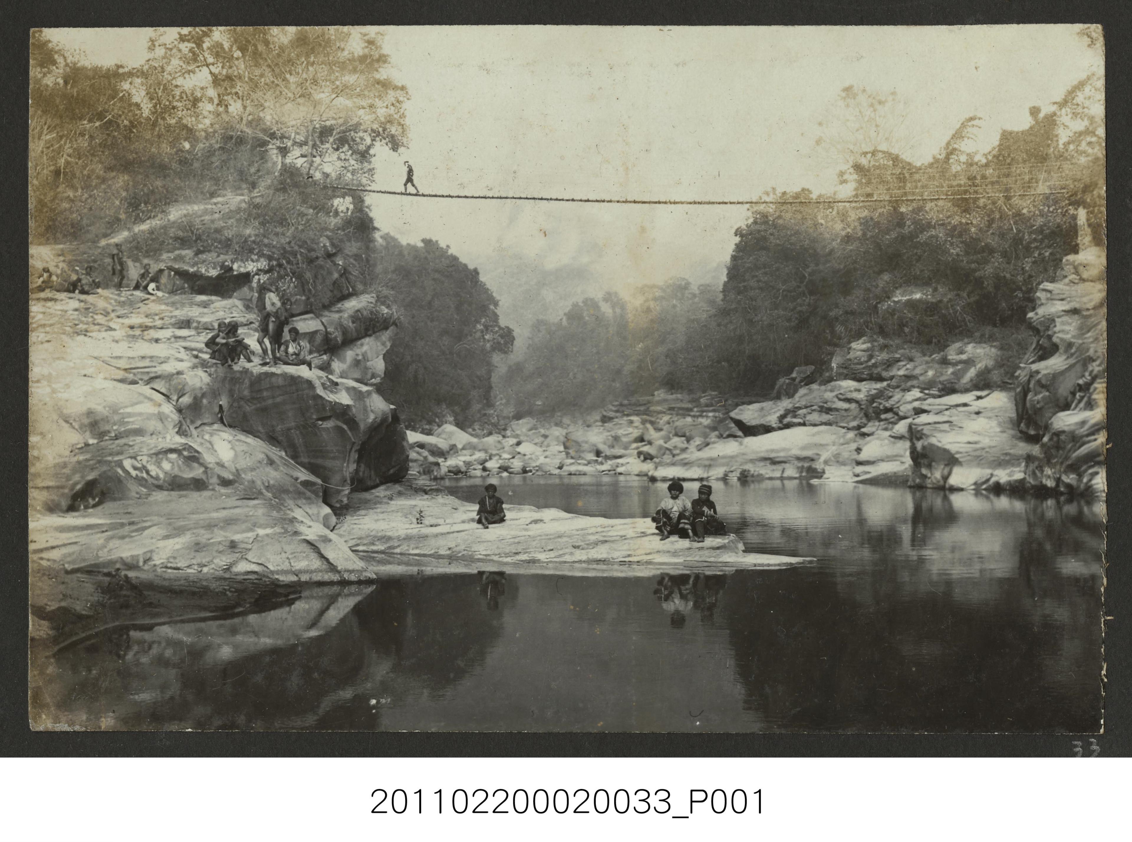 臺灣山林中的河流與鐵線橋 (共1張)