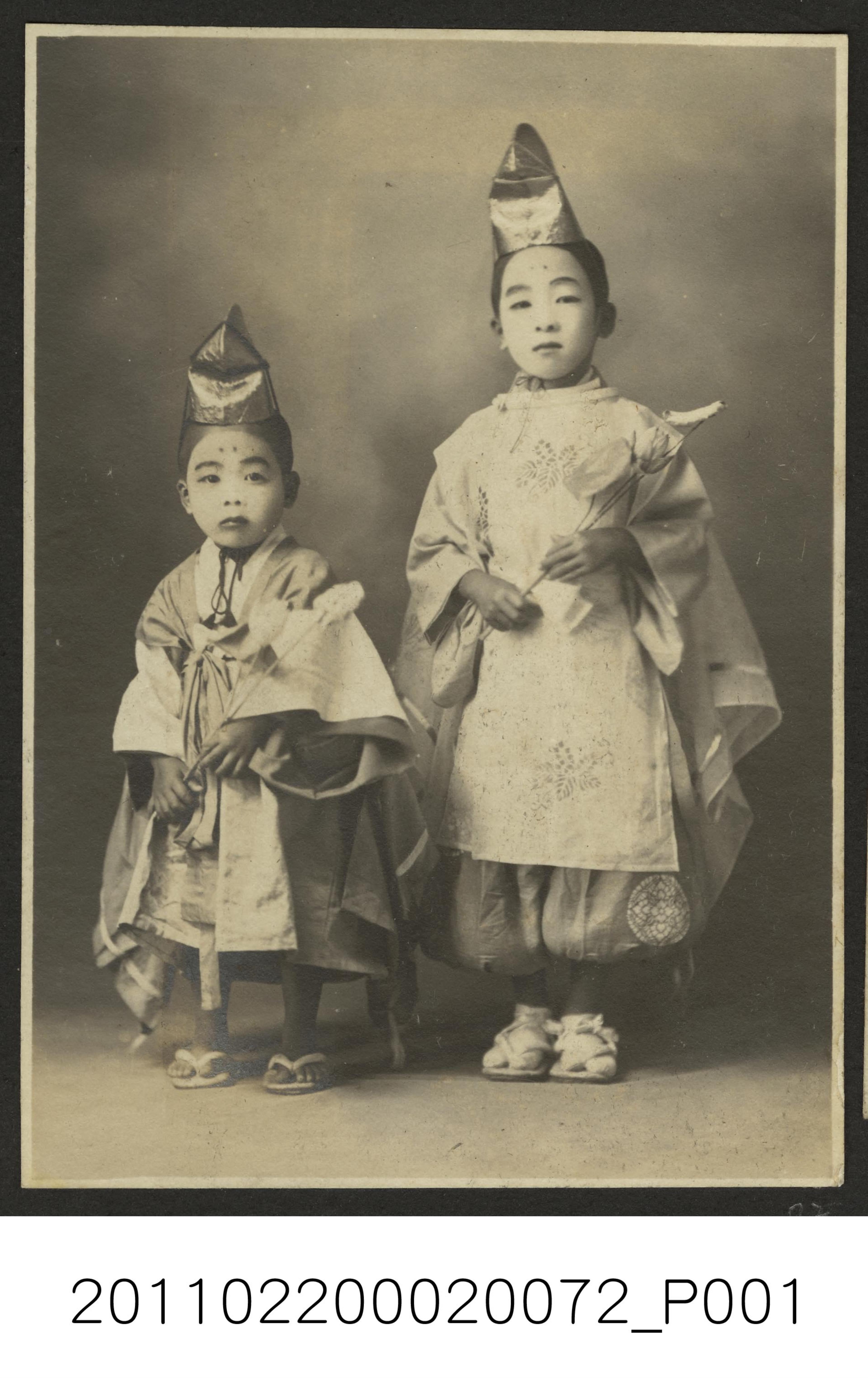兩名身著日本傳統服飾的孩童 (共1張)