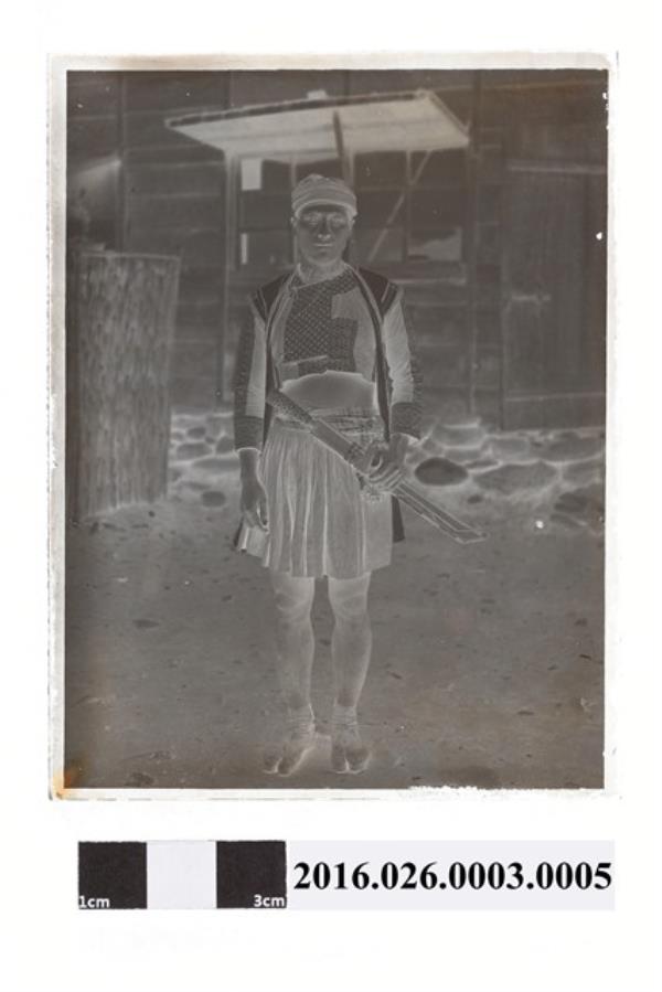北浦義三翻拍南部原住民男子著傳統服飾帶刀底片