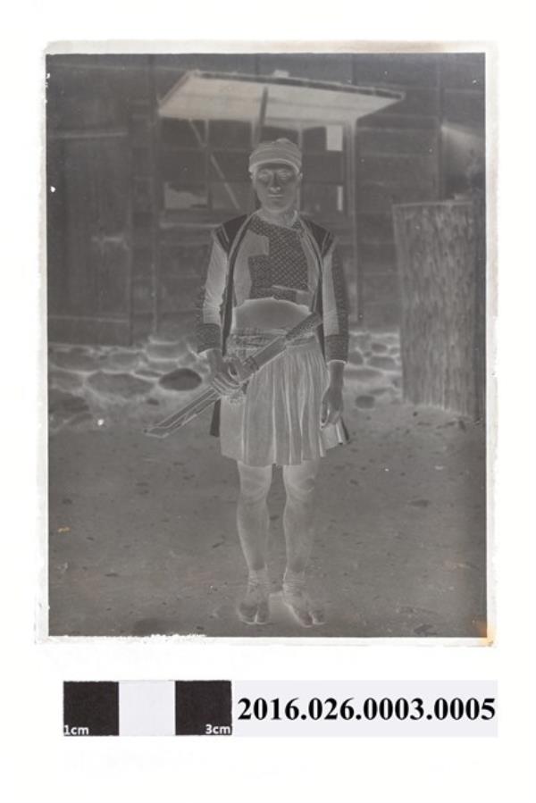北浦義三翻拍南部原住民男子著傳統服飾帶刀底片