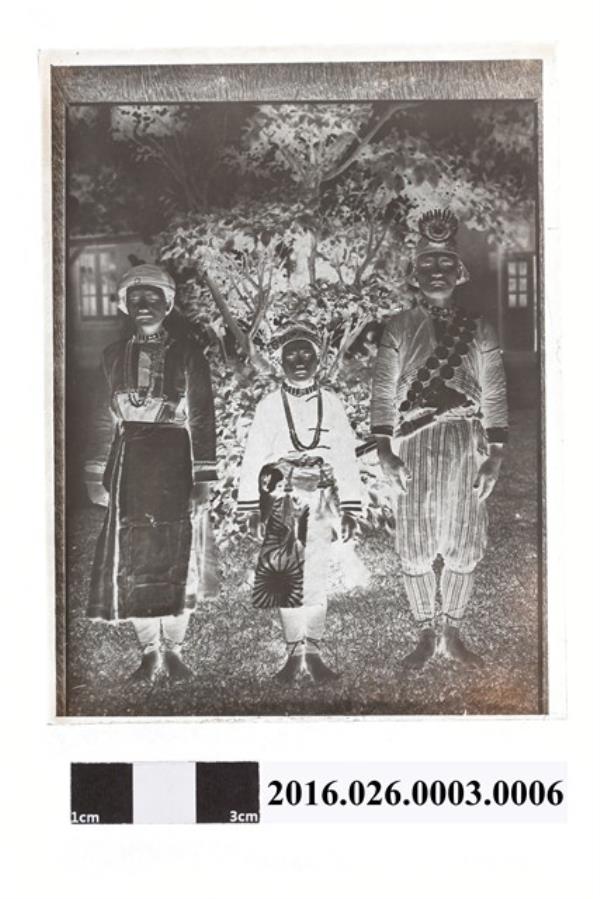北浦義三翻拍2女1男排灣原住民著傳統服飾合影底片