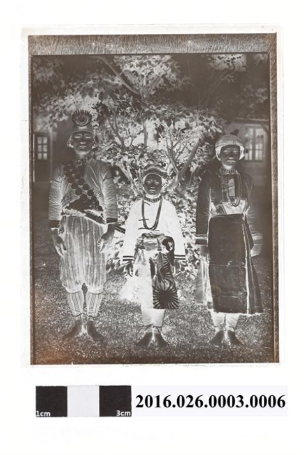 北浦義三翻拍2女1男排灣原住民著傳統服飾合影底片